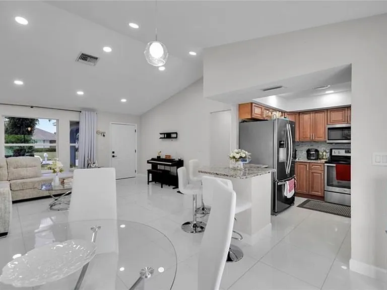 221 NE 23rd Ave — Photo 8
