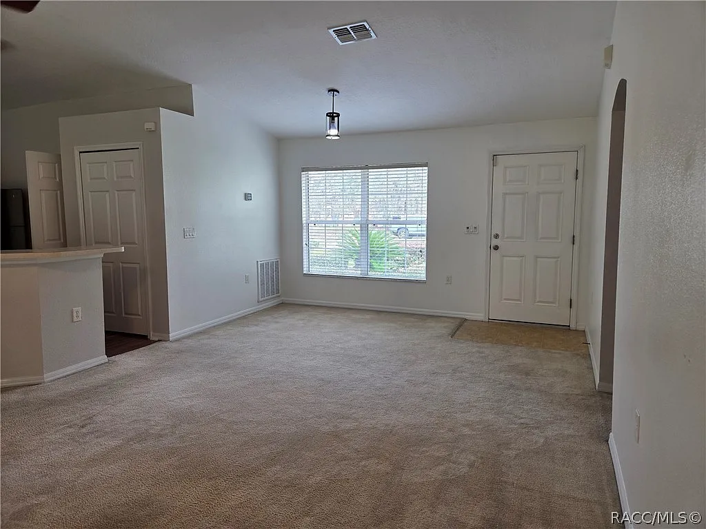 3 bed, 1379 sqft, $2,000 — Photo 4