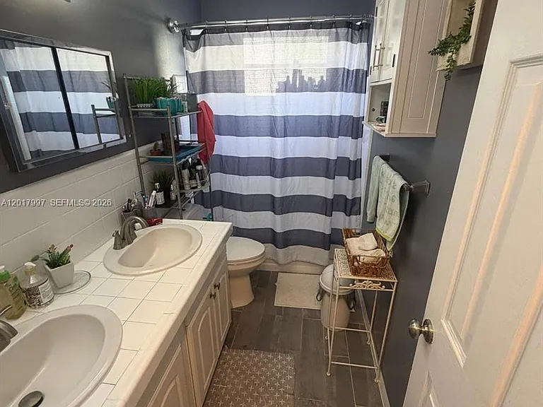 621 SW 71st Ter — Photo 7