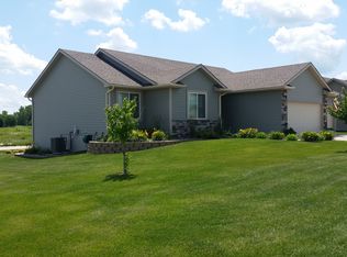 9020 Canyon St, West Des Moines, IA 50266