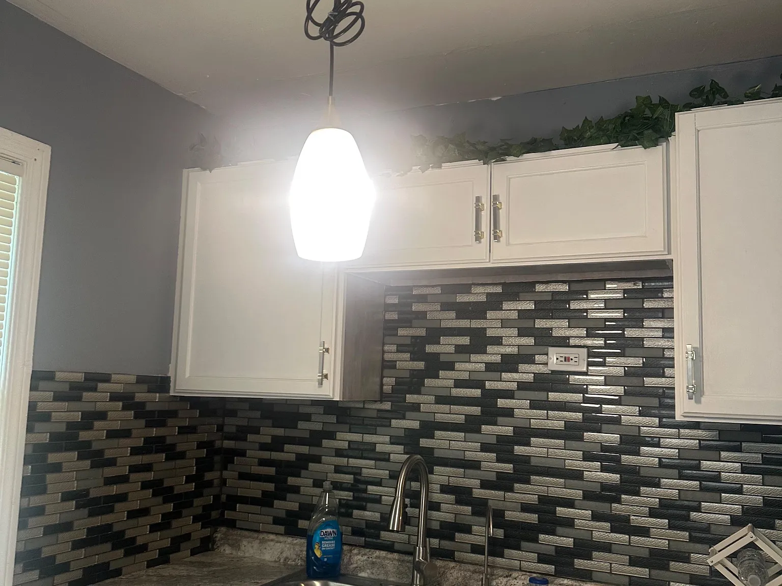 3 bed, 1.0 bath, 2000 sqft, $910 — Photo 2