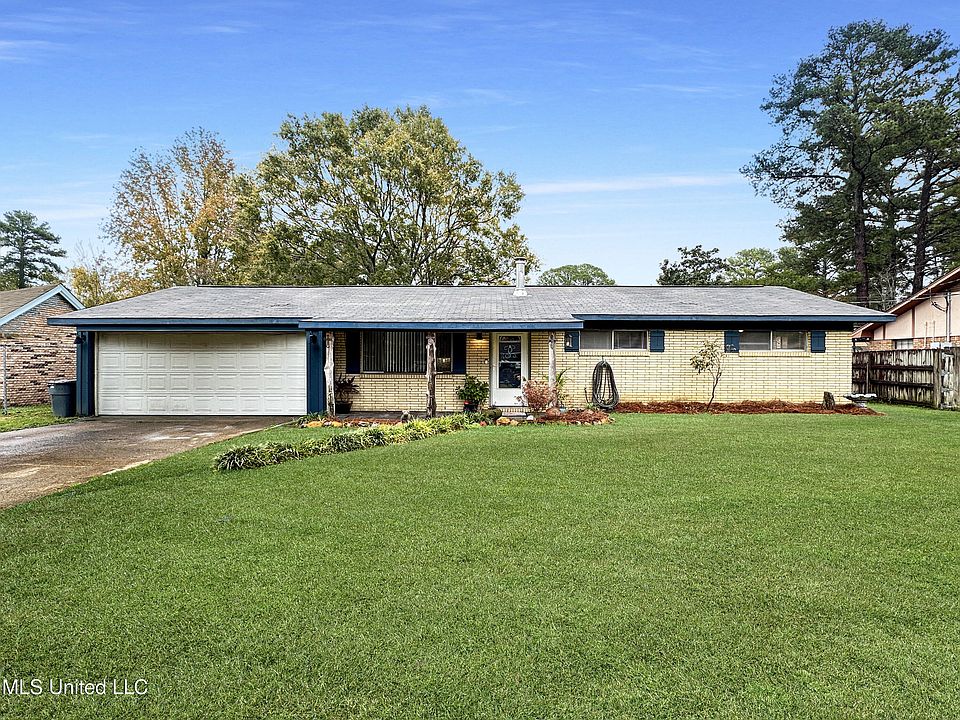1st image of 214 W Pine Dr