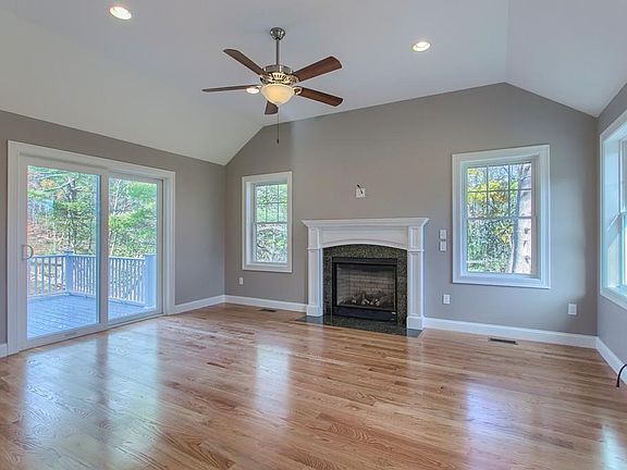 4th image of 9 Green Meadow Dr