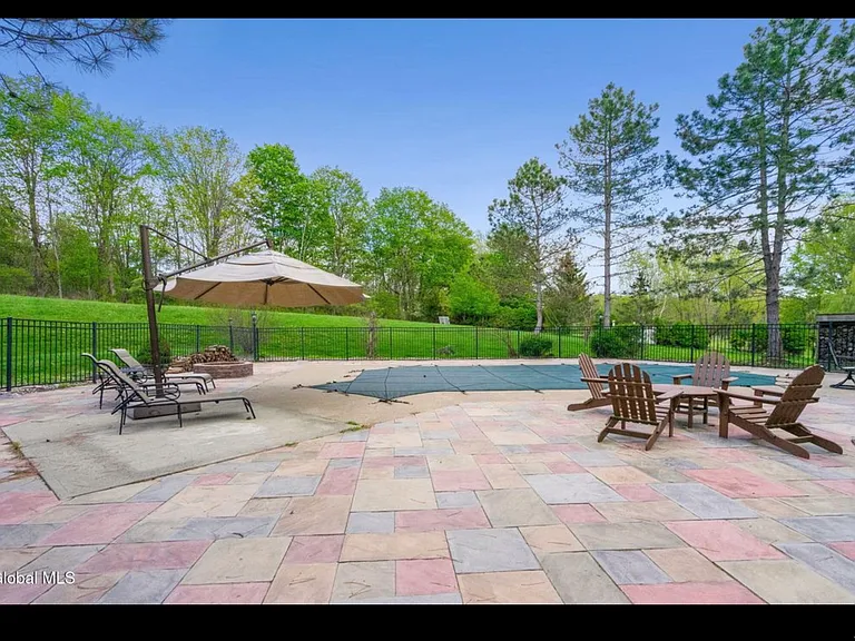 8 Fox Glove Ct — Photo 30