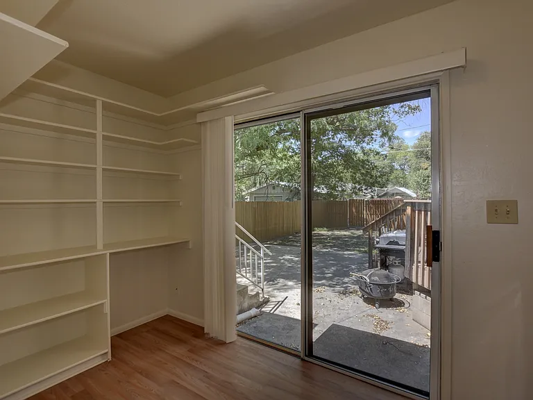 806 Campbell St — Photo 17