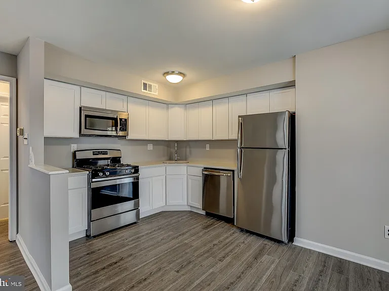 1105 Berwyck Ct — Photo 3