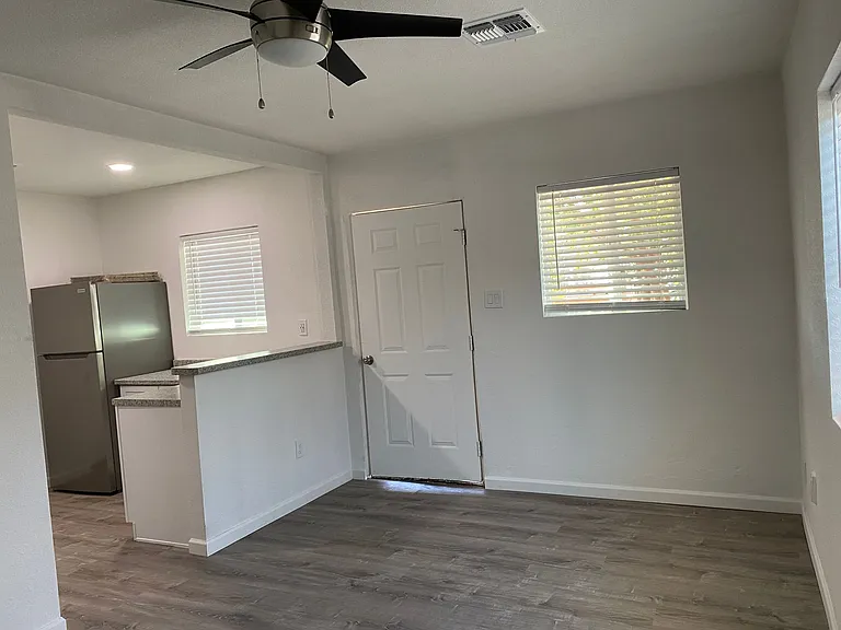 2425 W Turney Ave — Photo 11
