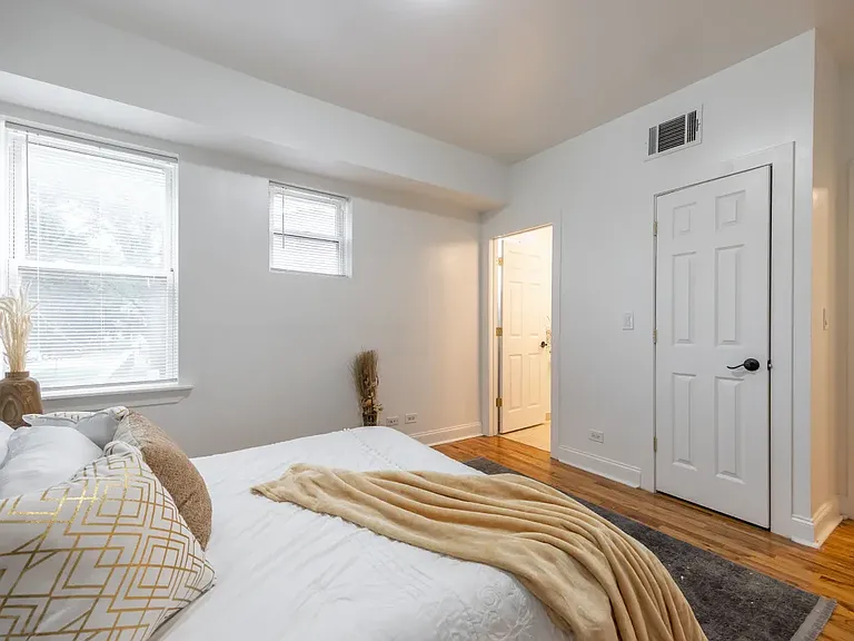 3851 W Ainslie St #1 — Photo 8