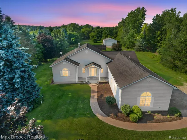 2165 Oakwood Rd, Ortonville, MI 48462