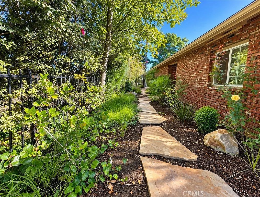 3 bed, 2000 sqft, $4,990 — Photo 2