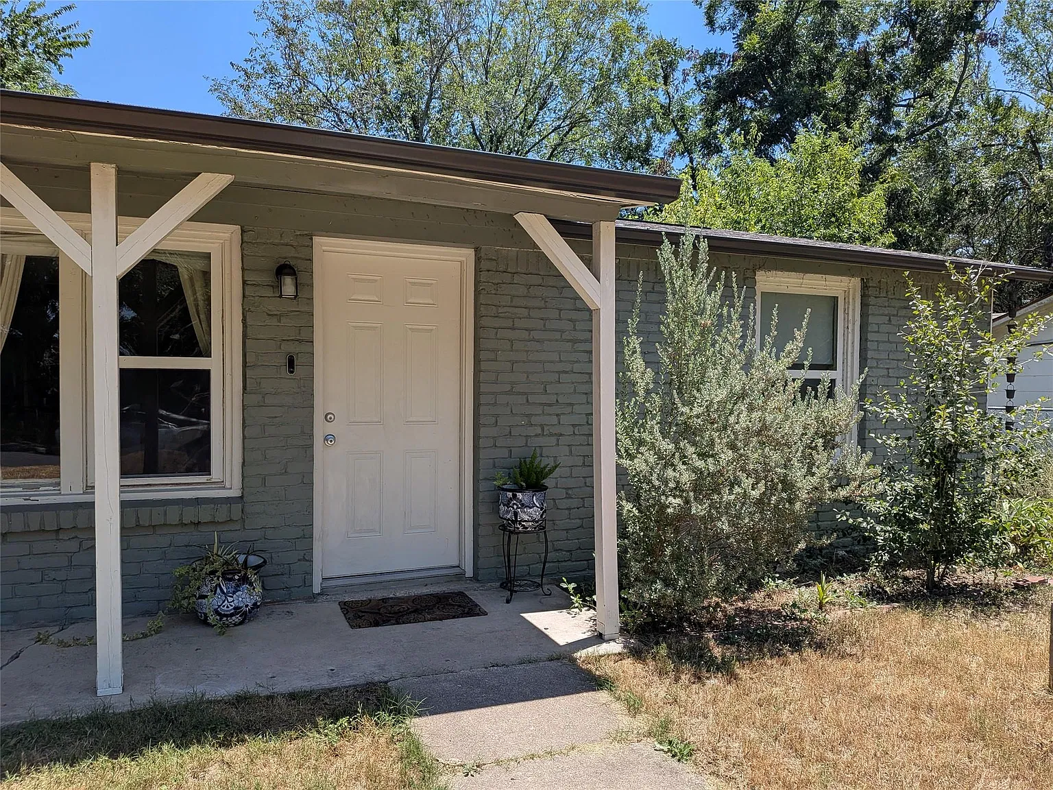 3 bed, 1.0 bath, 888 sqft, $2,250 — Photo 2