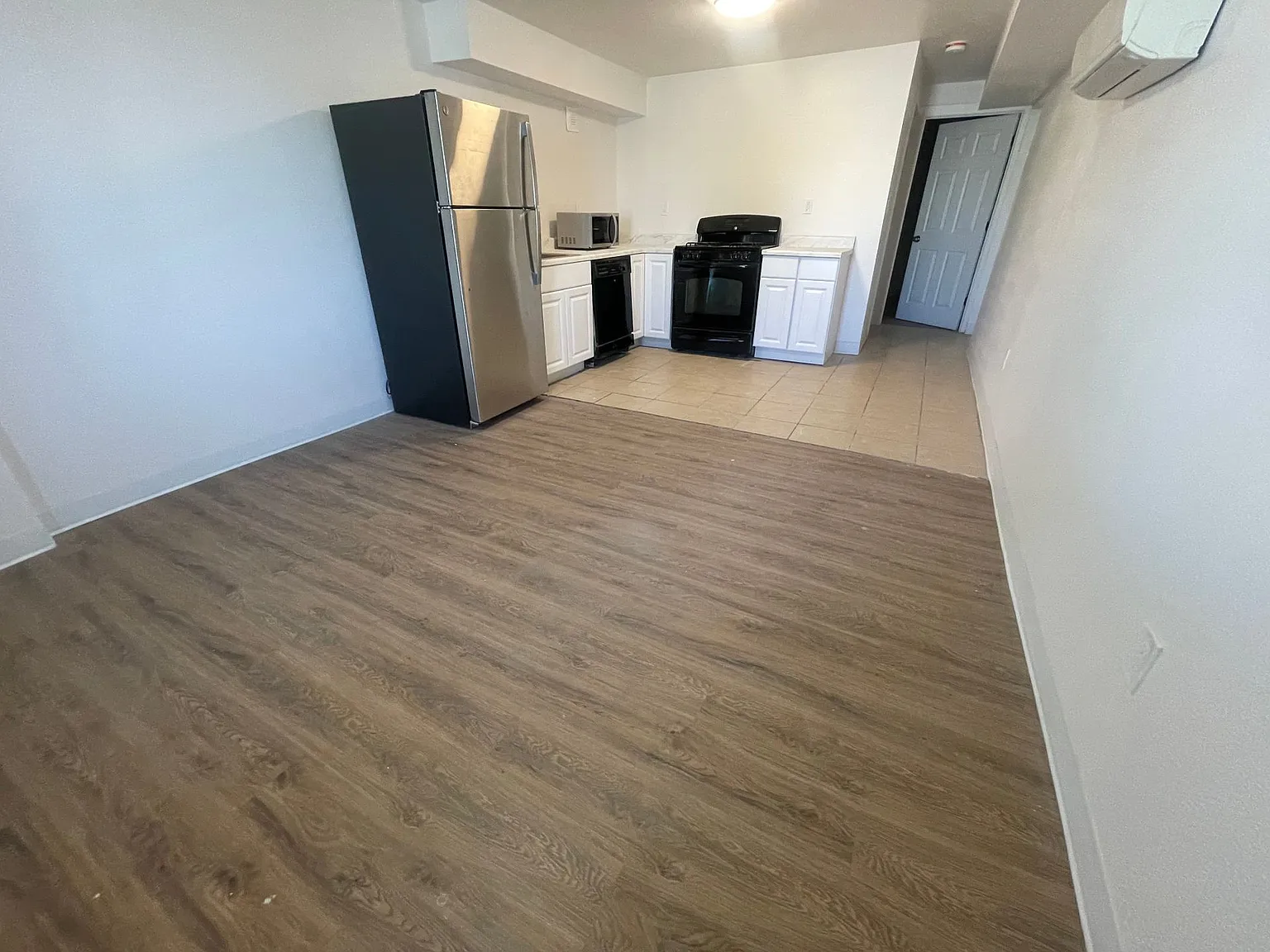 Great 2 bedroom Apartment with Garage! — Photo 3