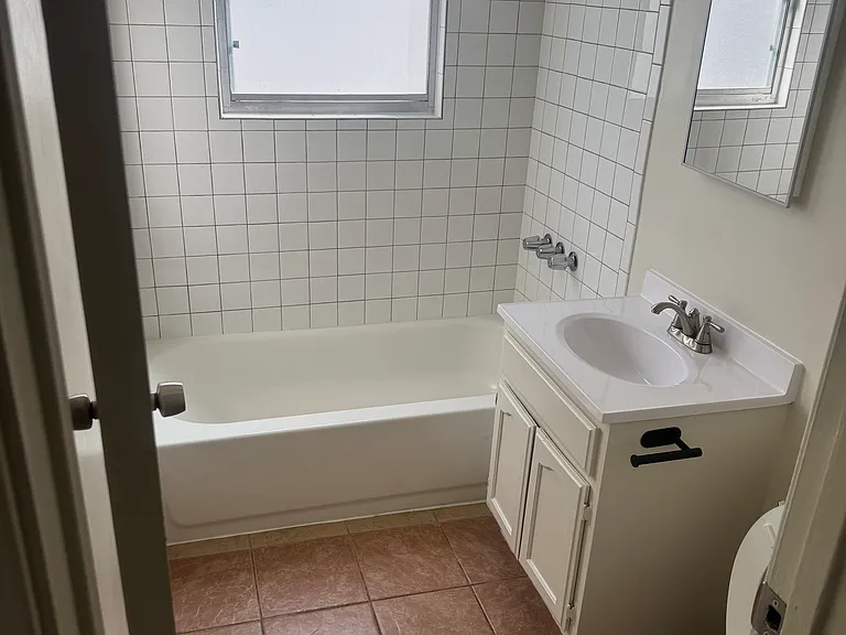 1043 Hyperion Ave #208 — Photo 5