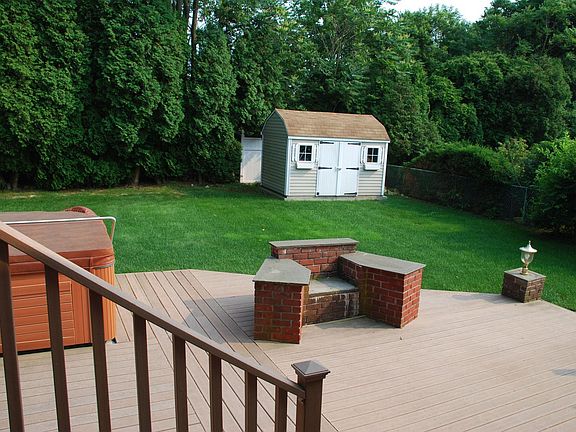 Trex Deck w/ BBQ Pit