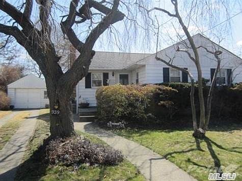 2nd image of 939 Maple Ln