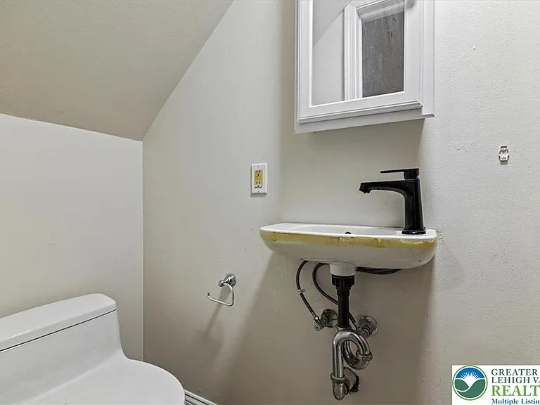 510 5th Ave — Photo 12
