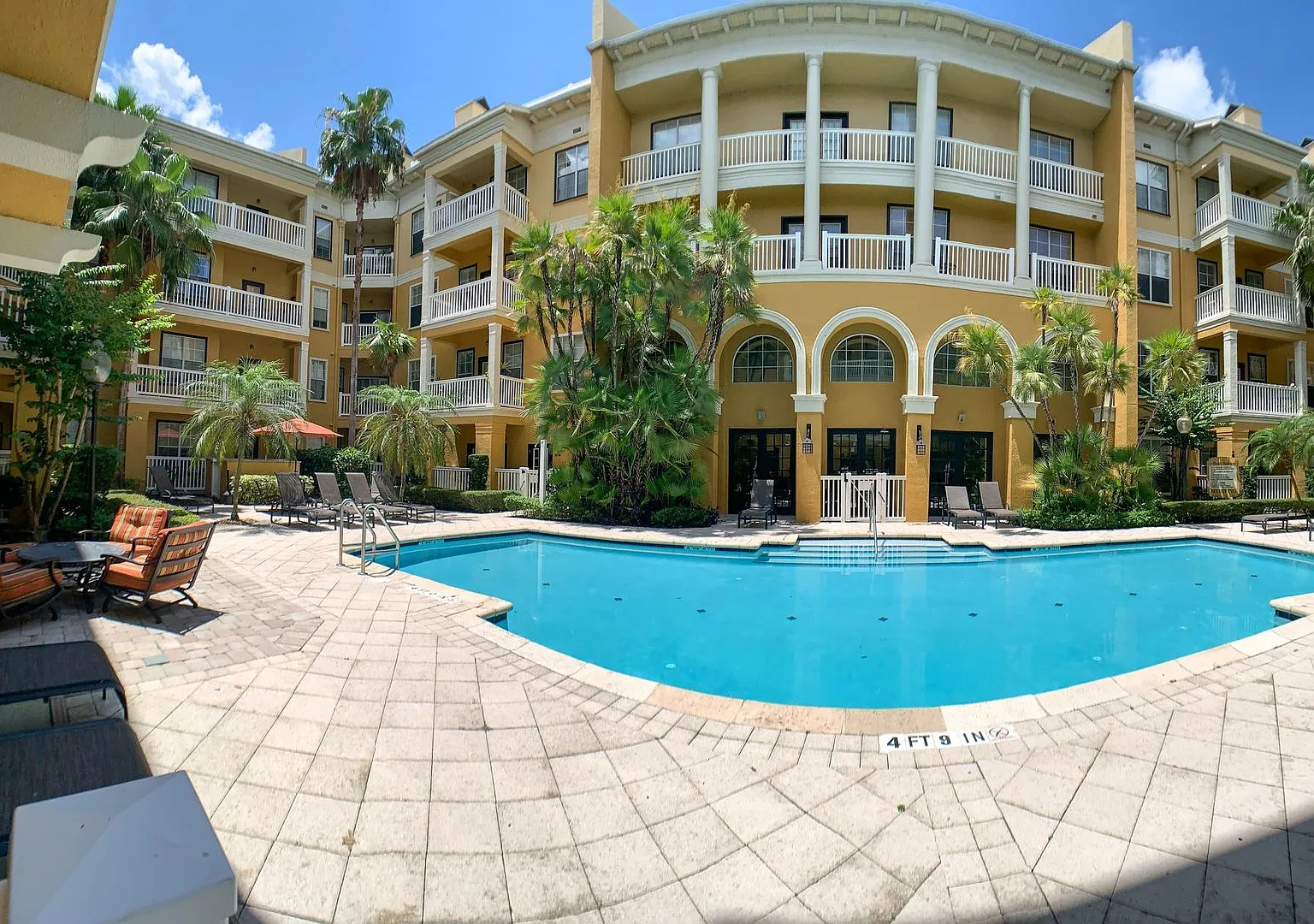 Gorgeous 1 bedroom wood floors, fireplace, pool view! — Photo 4