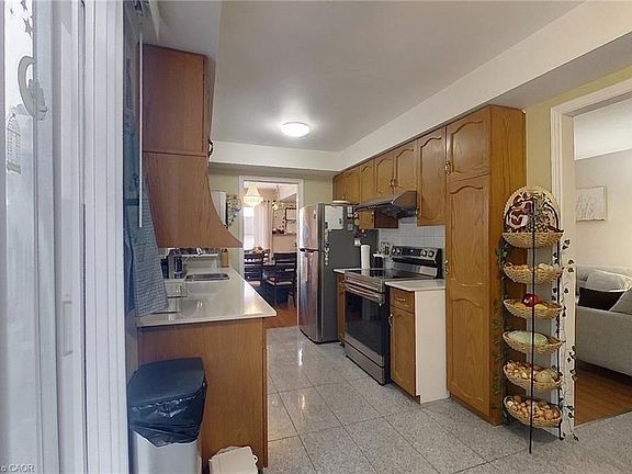 5th image of 233 Benesfort Cres