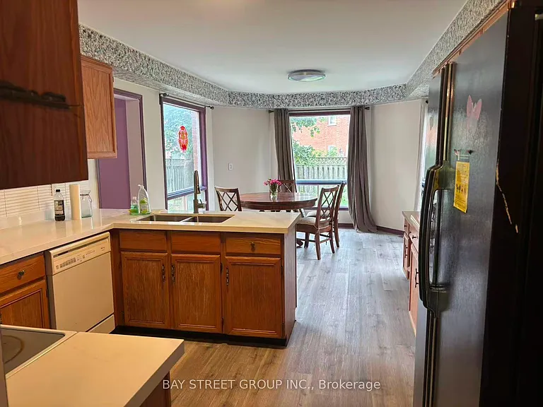107 Stave Cres — Photo 3