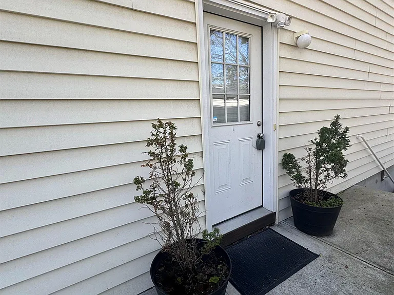 907 Main St — Photo 1