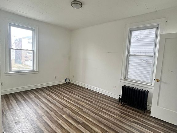 4th image of 214 Mallory Ave APT 3