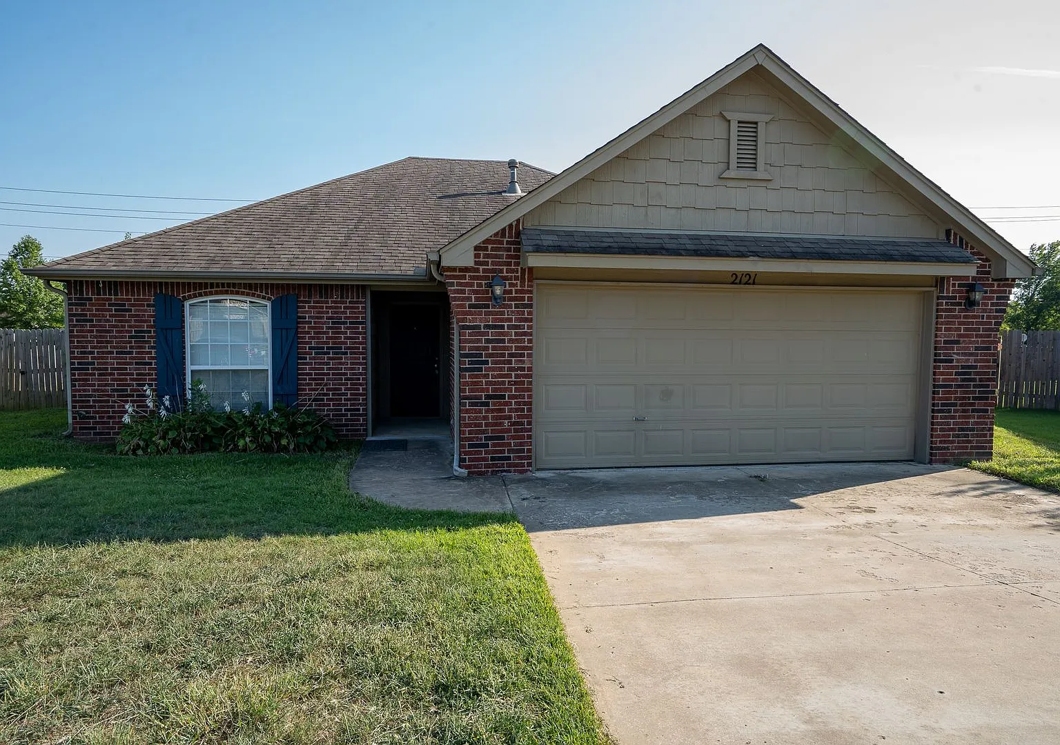 Stunning 3 Bed 2 Bath In Quiet Neighborhood — Photo 1