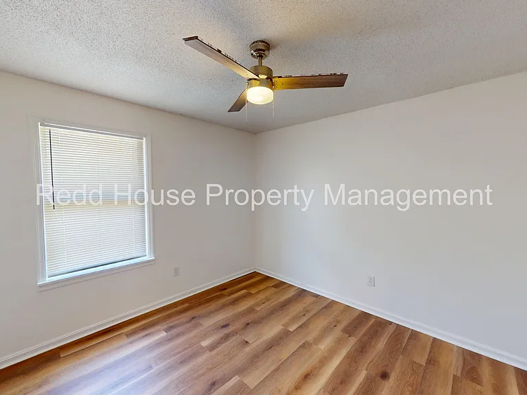 600 Howell St — Photo 8