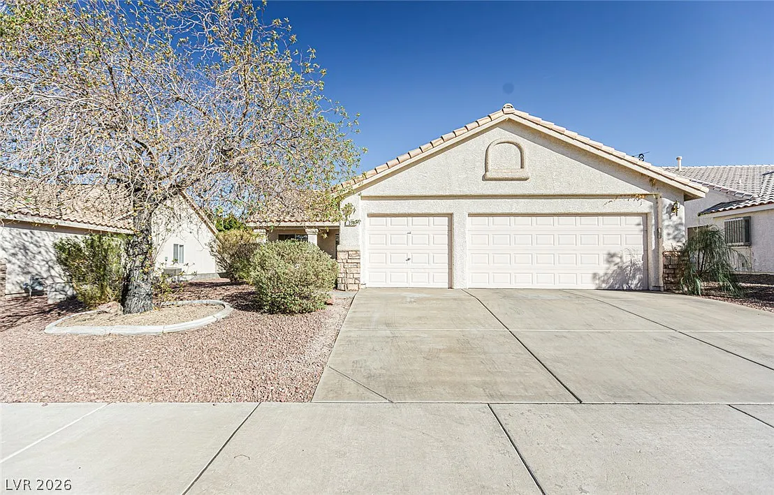 3 bed, 2.0 bath, 1422 sqft, $2,000 — Photo 1