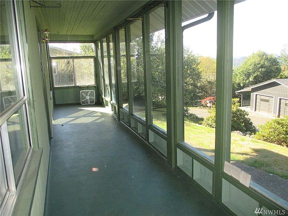 3rd image of 392 SE Parkhill Dr