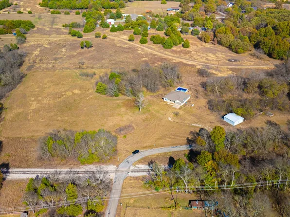 121 N Washburn Rd, Bells, TX 75414