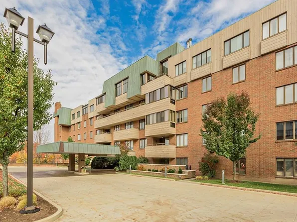 5200 Three Village Dr APT 1J, Lyndhurst, OH 44124