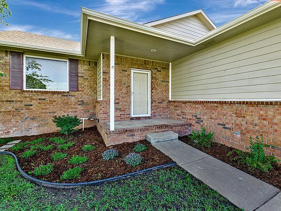 3rd image of 900 Sandalwood Cir