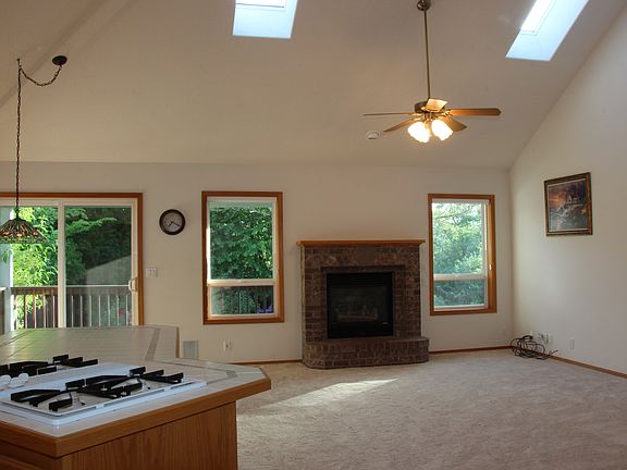 3rd image of 921 NE Creeksedge Dr