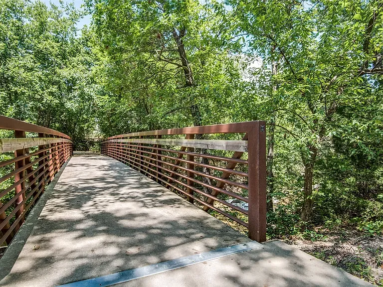 580 Butchart Dr — Photo 37