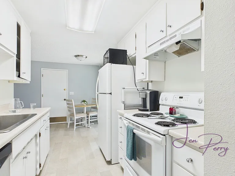 2274 Thornton St — Photo 9