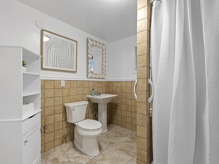 1627 E Broadway St — Photo 21