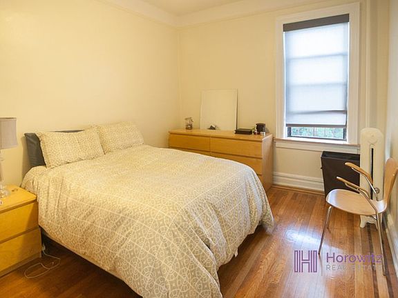 4th image of 3114 Crescent St APT 8C