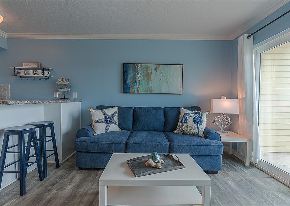 Beautifully decorated condo right on Seawall Blvd.