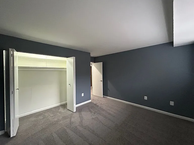Hampshire House Apartments — Photo 8