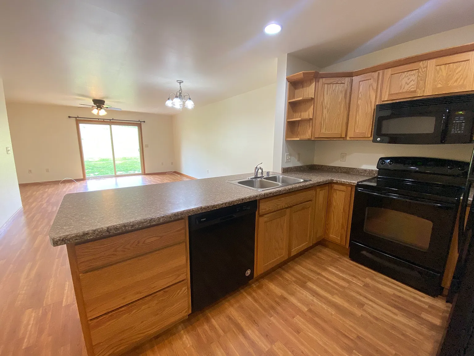 2 bed, 1.5 bath, 1944 sqft, $1,495 — Photo 2