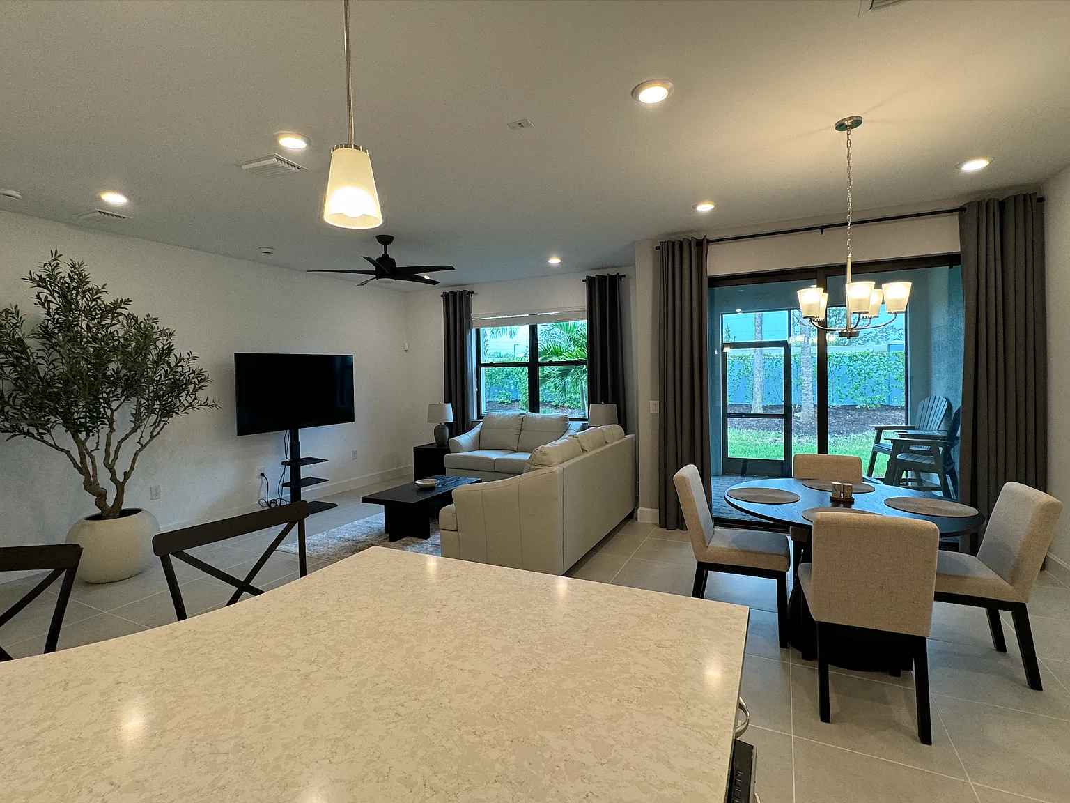 3 bed, 1901 sqft, $8,000 — Photo 2