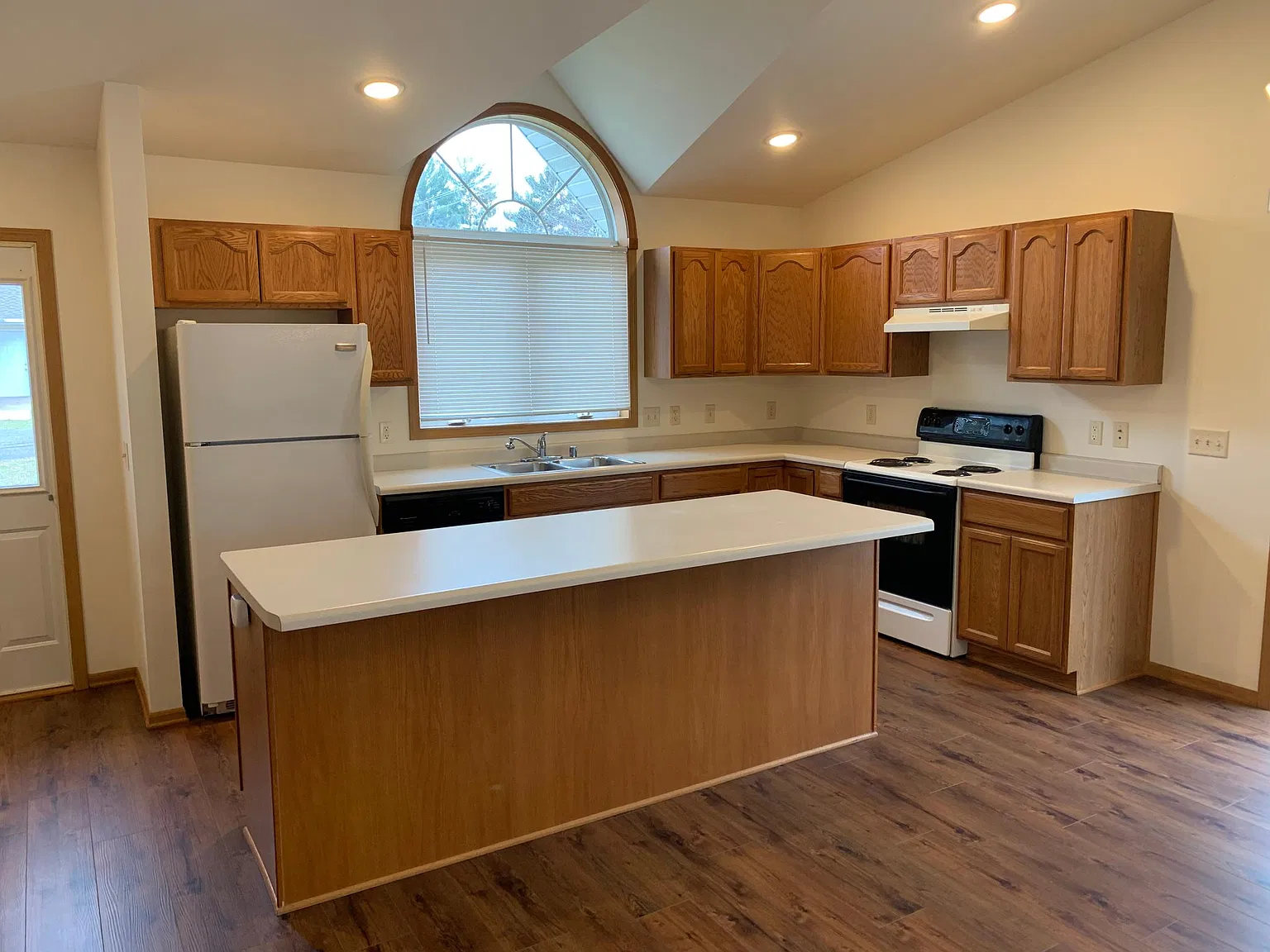 2 bed, 1200 sqft, $1,625 — Photo 2