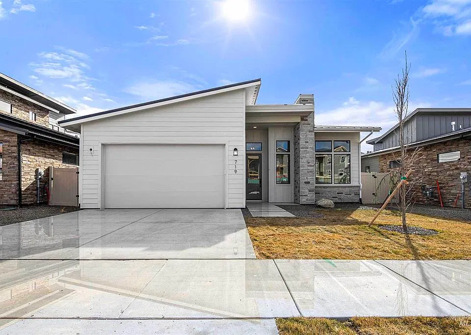 719 W Wrangler St