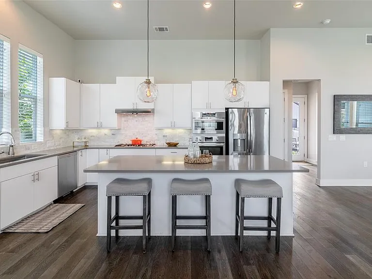 6025 Seville Dr — Photo 12