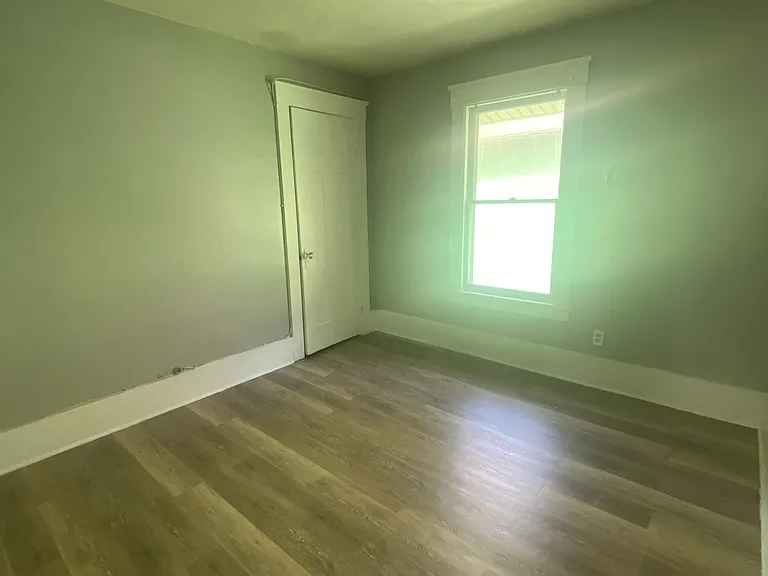 372-374 Lake View Park — Photo 5