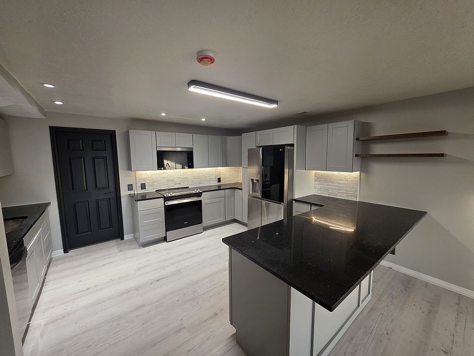 Kitchen, all bran new applicances, countertops and cabinets