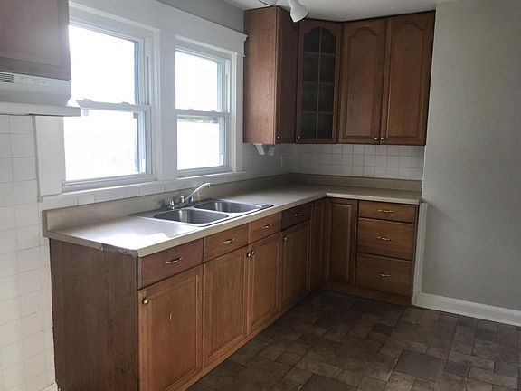 3rd image of 19300 Pasnow Ave