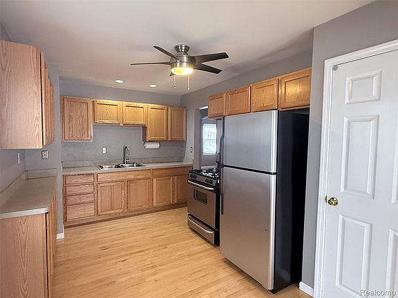 3rd image of 2056 Columbia Rd