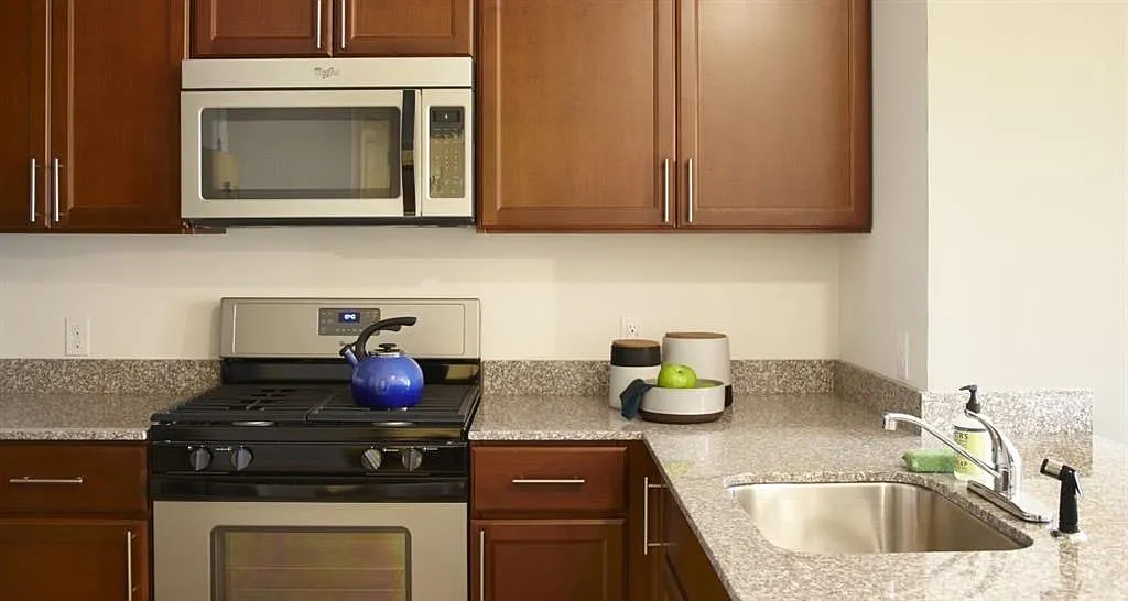 1 bed, 1.0 bath, 890 sqft, $1,870 — Photo 2
