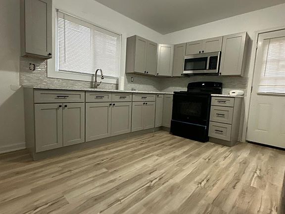 3rd image of 33 New York St Floor 1